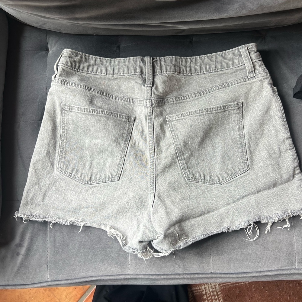 Universal Thread Gray Jean Shorts Cut-Off Style - Picture 3 of 4